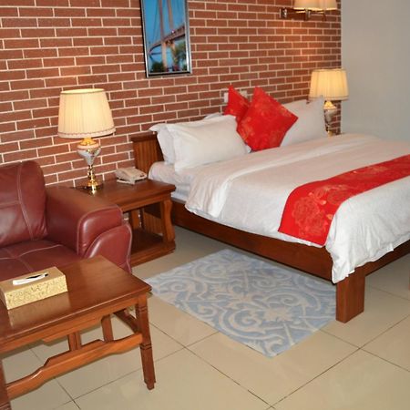 Grand Hotel Aeroport, Douala Buitenkant foto
