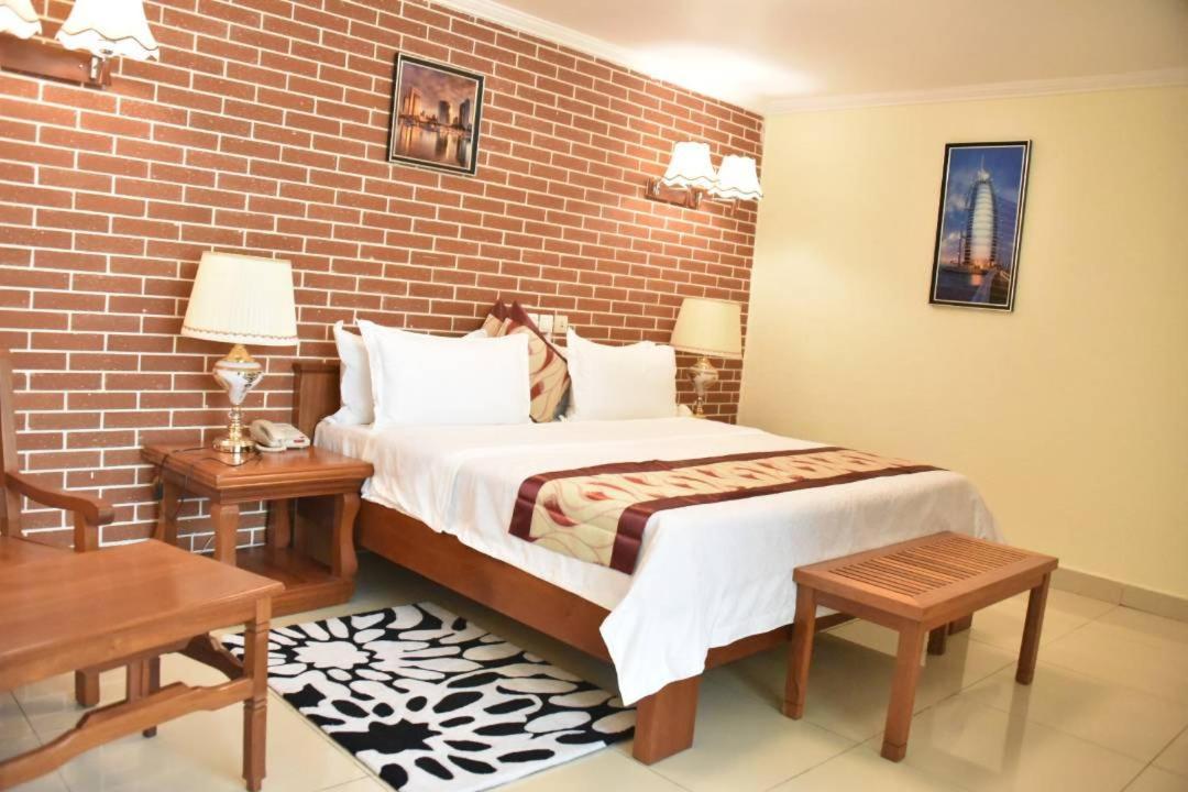 Grand Hotel Aeroport, Douala Buitenkant foto
