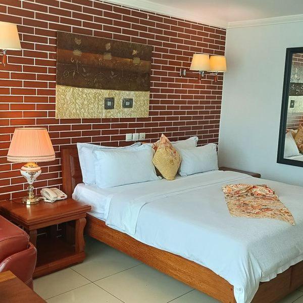 Grand Hotel Aeroport, Douala Buitenkant foto