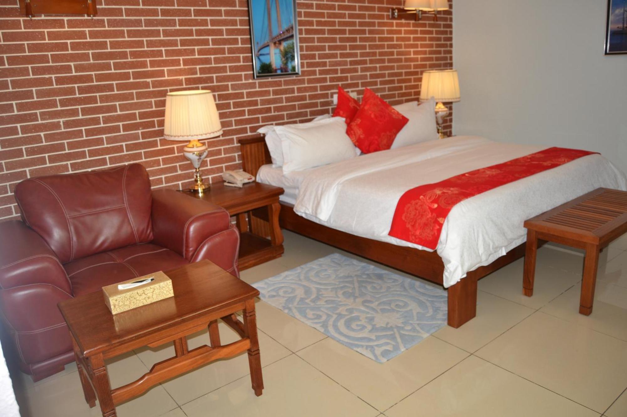 Grand Hotel Aeroport, Douala Buitenkant foto